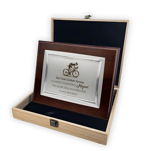 PLACA HOMENAJE METAL PLATEADO 26X21CM - 20X15CM